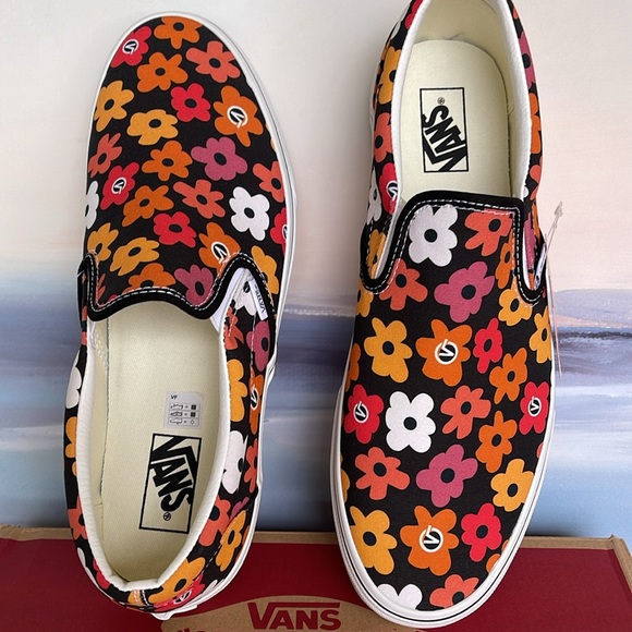 Vans Men’s Classic Slip-On
Flower Print Black/Multi
VN0A3UT7BML
Sneakers - Picture 14 of 16
